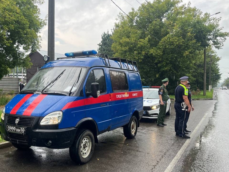 Двум водителям такси вручили в Чехове повестки в военкомат