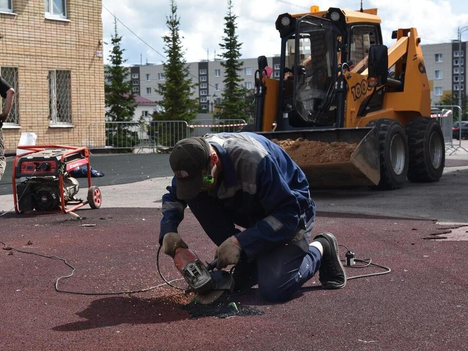 Рабочие убрали опасные конструкции с недостроенной площадки в центре Лотошина