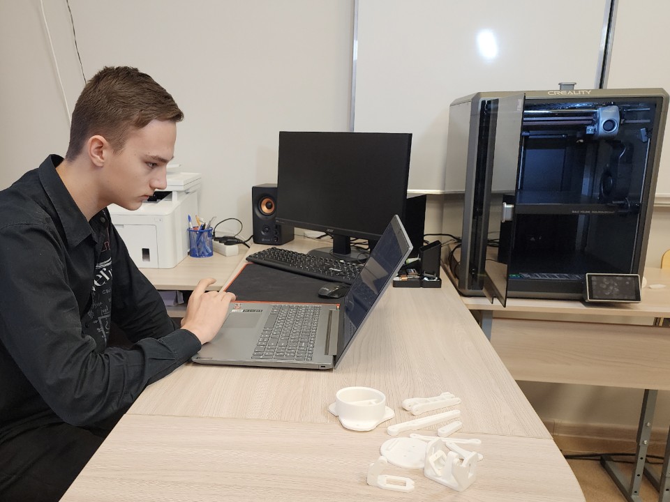 Школьники Долгопрудного изготовили 3D-изделия для бойцов и получили видеоблагодарность