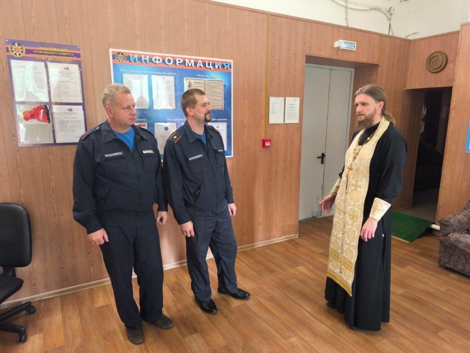 Отец Алексей посетил пожарных в праздник Преображения Господня