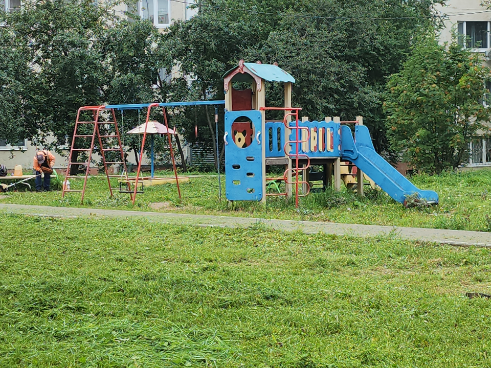 В Серпухове на Советской скосили траву и убрали мусор возле детской площадки