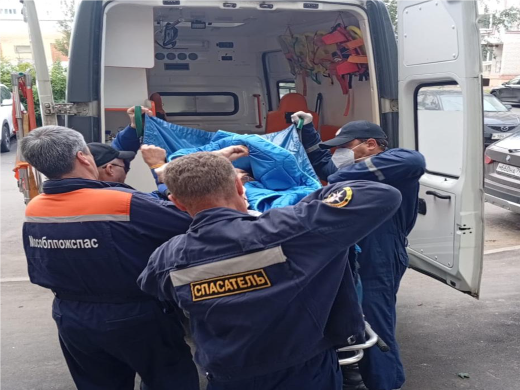 Спасатели помогли транспортировать обездвиженную пациентку в Солнечногорске