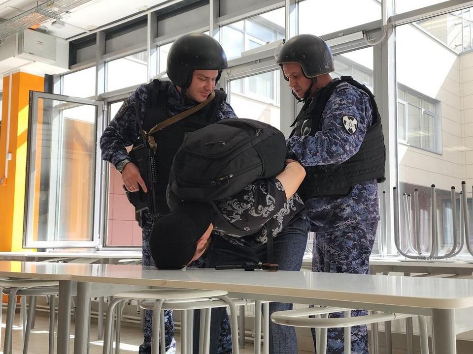 Легенду отработали: в школе №36 оперативники задержали проникнувшего внутрь человека с оружием