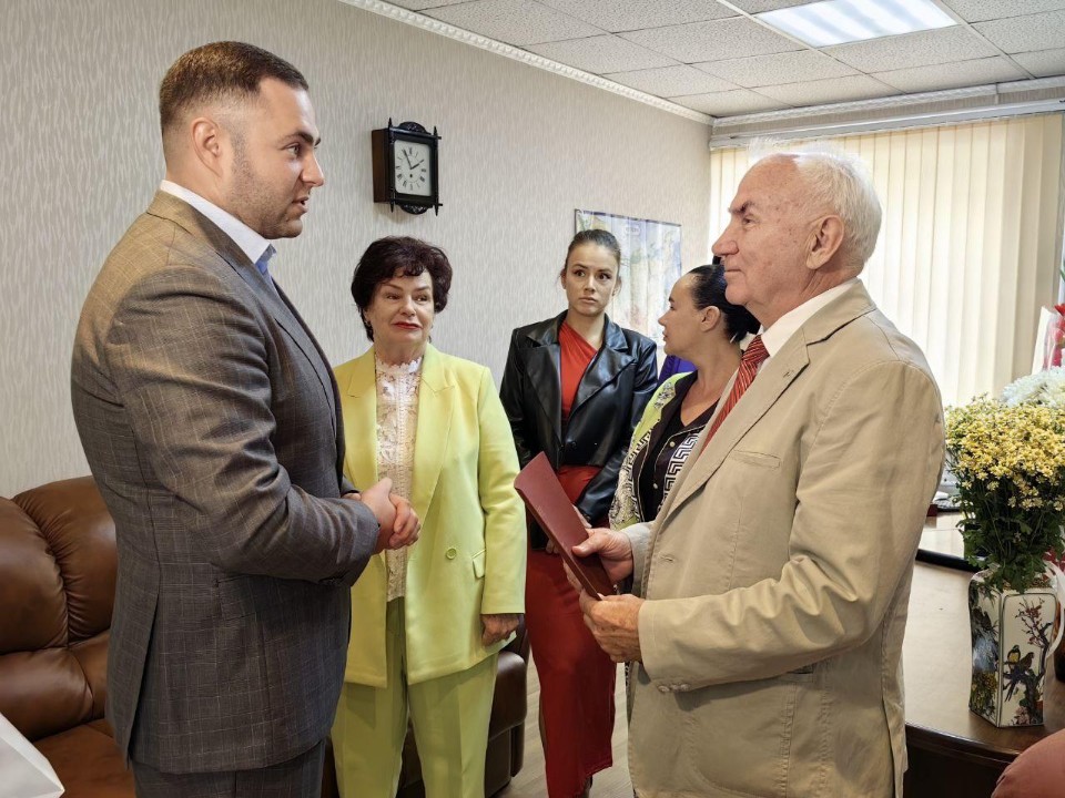 Активного жителя Красногорска поздравили с 80-летием прямо на рабочем месте