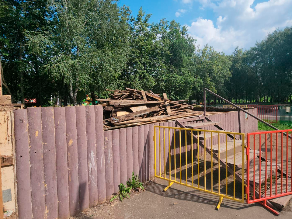 В Долгопрудном начали демонтаж малой эстрады в Центральном парке