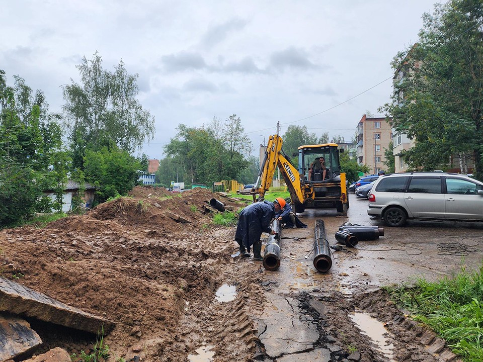 Полиуретановые трубы системы отопления готовят к сварке на Дачной улице в Красноармейске