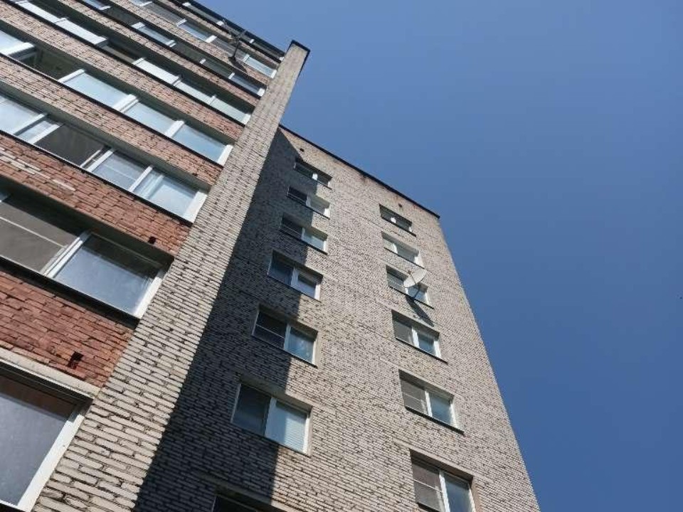 Четыре специалиста отремонтируют кровлю в доме в Кубинке