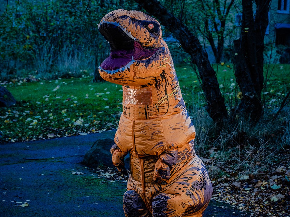 Тираннозавр на электросамокате рассекал по улицам в Люберцах