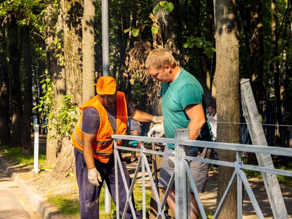 На улице Мирная установили безопасный переход с ограждениями