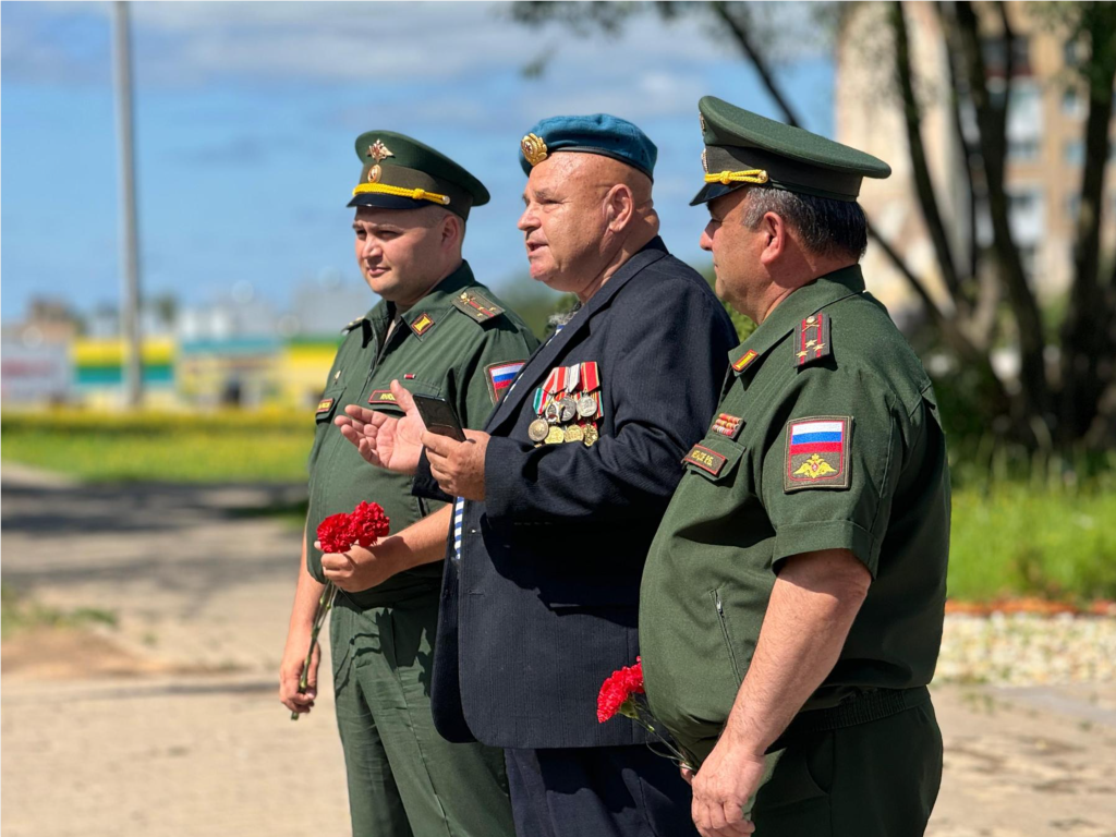 Можайский округ чествовал «крылатую пехоту» у памятника ветеранам