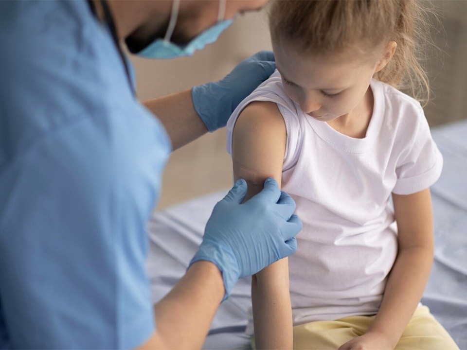 Какие прививки нужны для поступления в школу в 2025 году: полный список