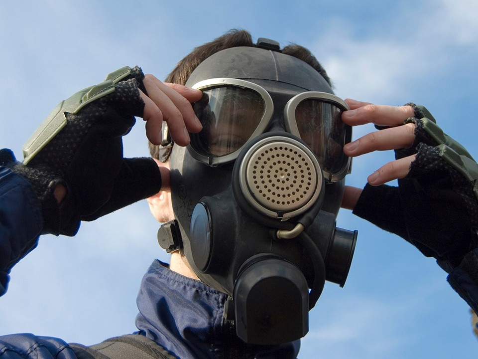 Подростки в противогазах шокировали жителей города