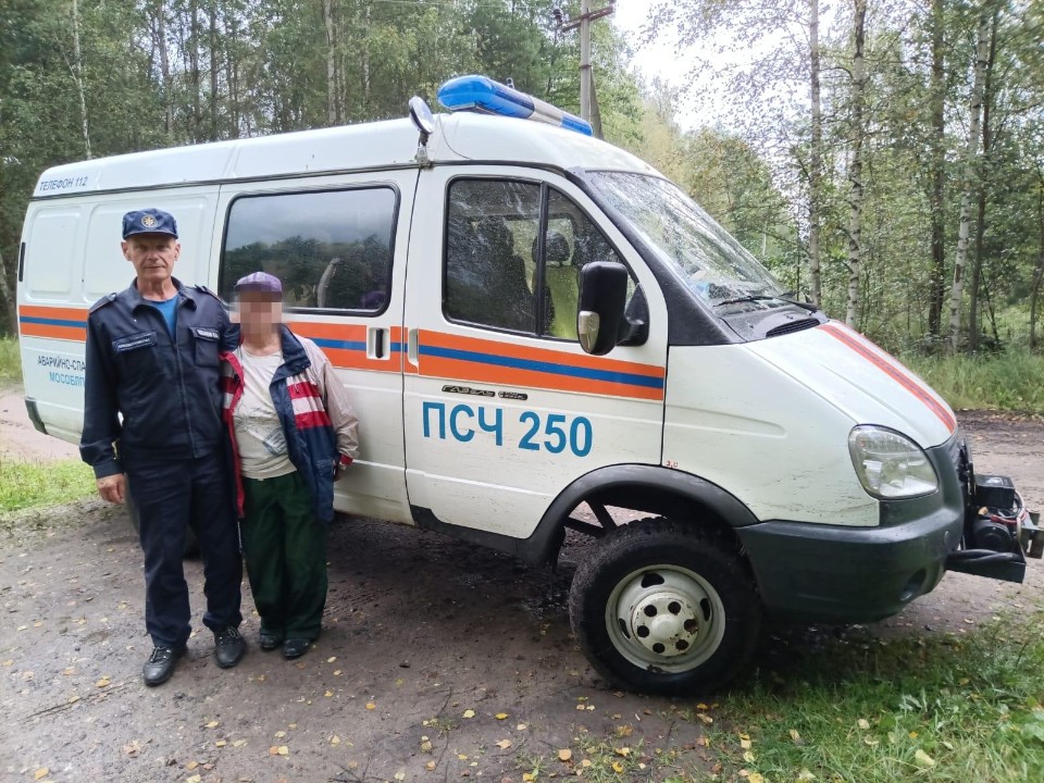 Спасатели разыскали 76-летнюю пенсионерку, заблудившуюся в лесу в Орехово-Зуеве