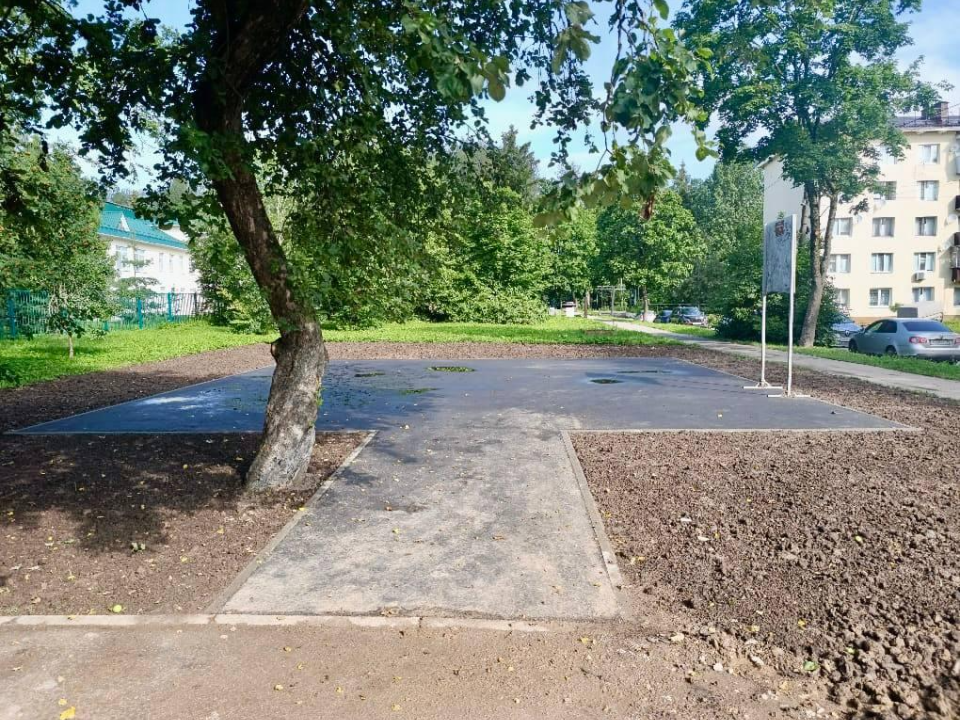 Детские площадки в поселке Восход готовят к открытию этой осенью