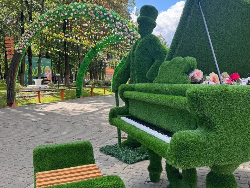 Рояль, лошадей и медведей установили в парке «Пегас»