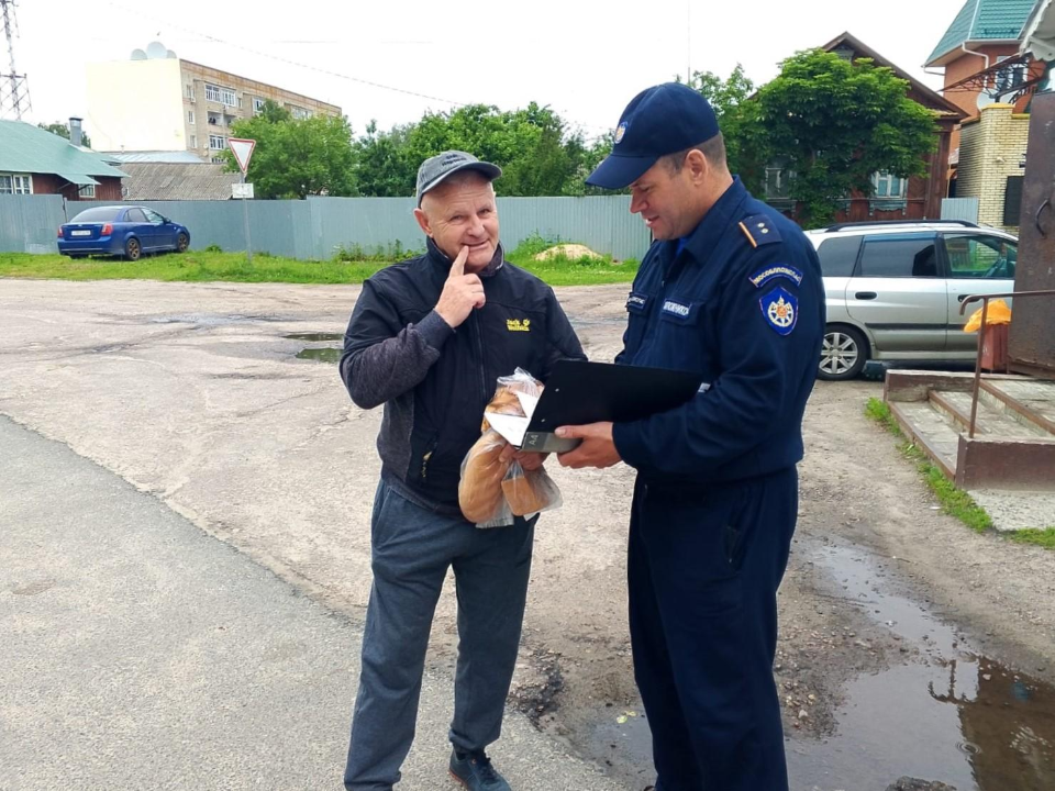 Пожарные провели профилактические беседы с жителями Луховиц