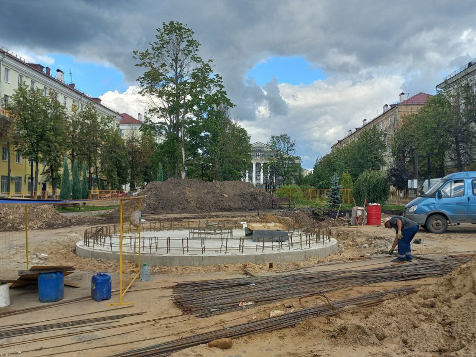 В Электростали сделали бетонное основание чаши будущего фонтана с рыбками