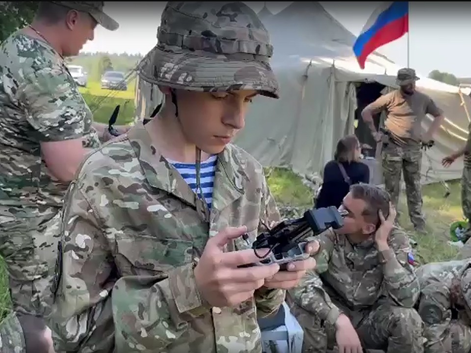 Управлять дронами научили щелковских подростков во время полевого выхода