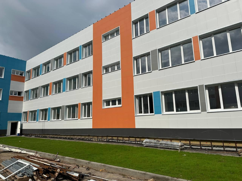 Строители заканчивают собирать оборудование в актовом зале домодедовского лицея №3