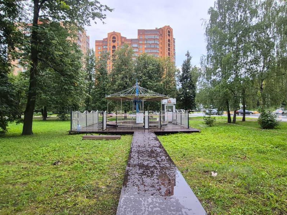 Карусель с Центральной улицы переместили на новое место