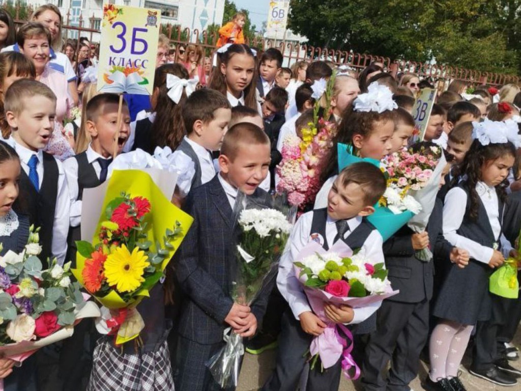 «В нашей школе прекрасные учителя»: 4,8 тыс. школьников в Талдоме встретили День знаний