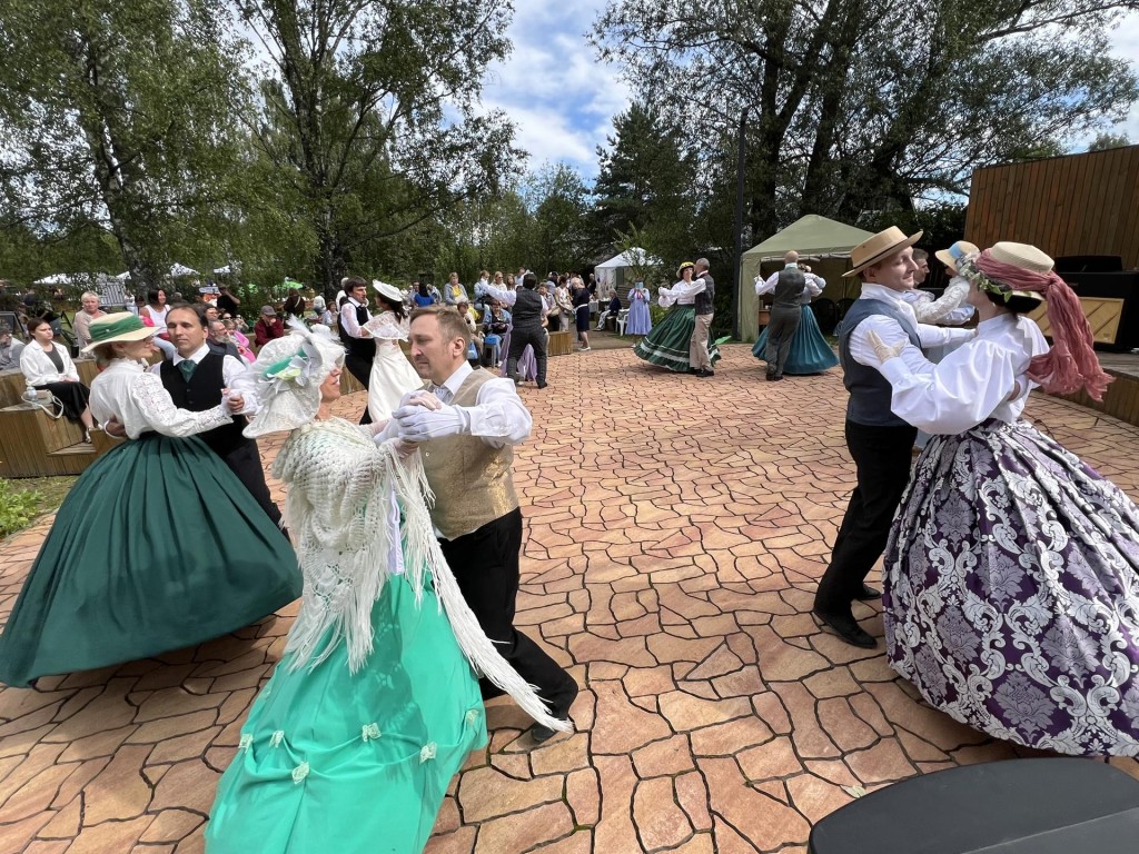 Дворянский бал и яблочные пироги: чем еще удивил фестиваль «Спас в Спасе»