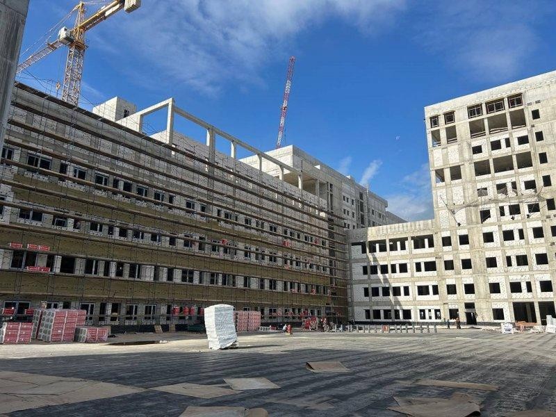 В Балашихе начали монтировать фасады новой многопрофильной больницы