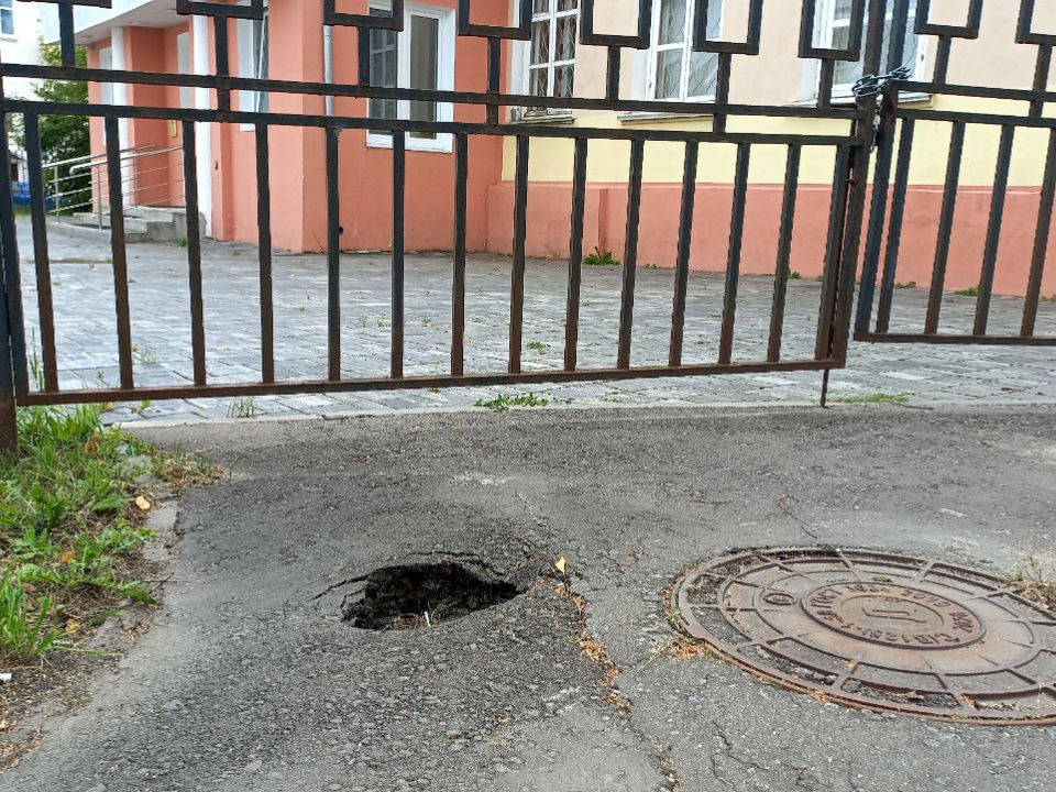 У запасных ворот электростальского музея возник провал