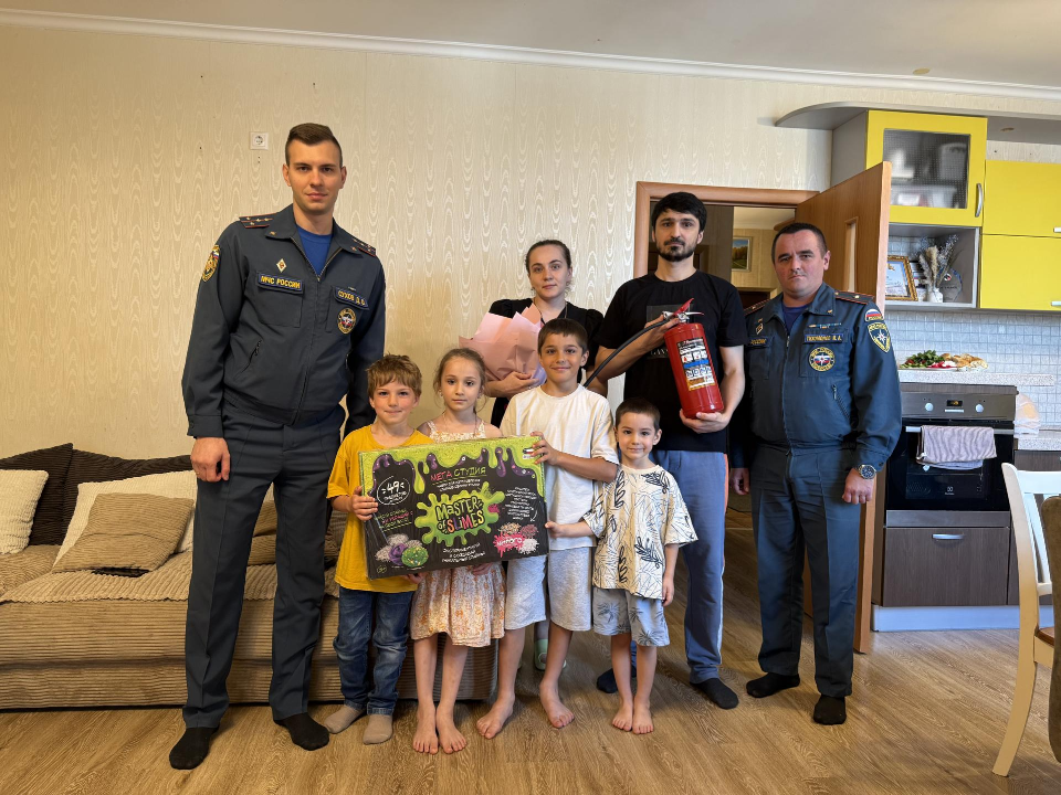 Сотрудники МЧС поздравили многодетную семью своего коллеги с рождением тройни