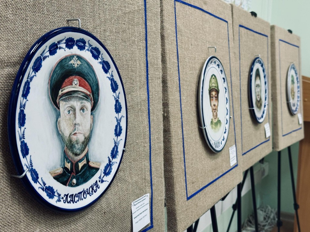 Выставка портретов воинов СВО на керамических тарелках открылась в ТИЦ Раменское