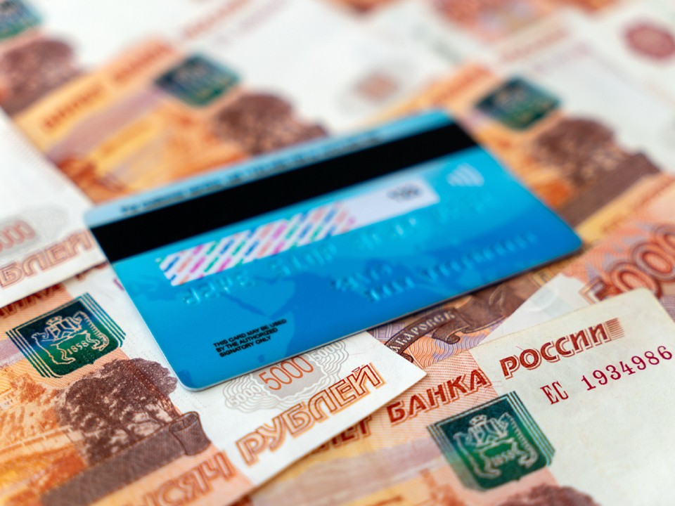 От невинной помощи до тюрьмы: почему нельзя отдавать свою карту даже друзьям