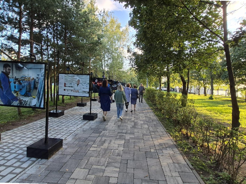 На набережной Волги в Дубне открылась фотовыставка, рассказывающая о градообразующих предприятиях наукограда