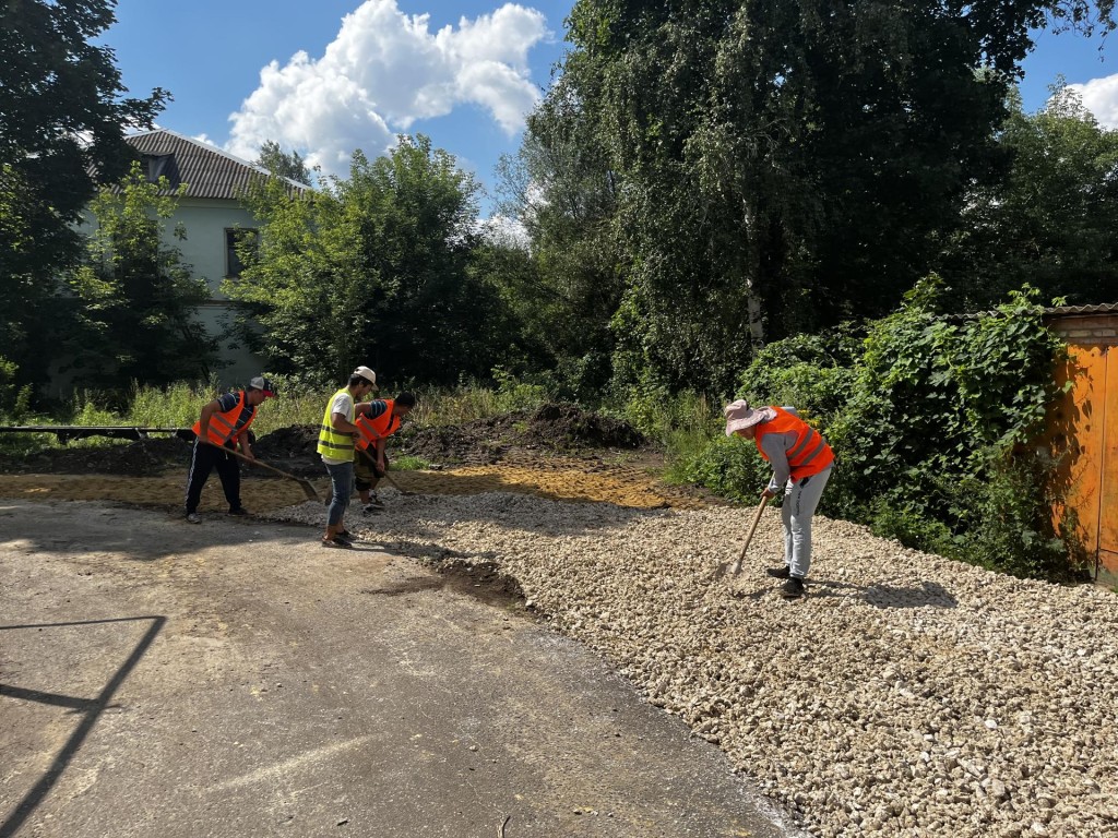 Возле домов на улице Фабрика Вперед в Барановском обустраивают парковки