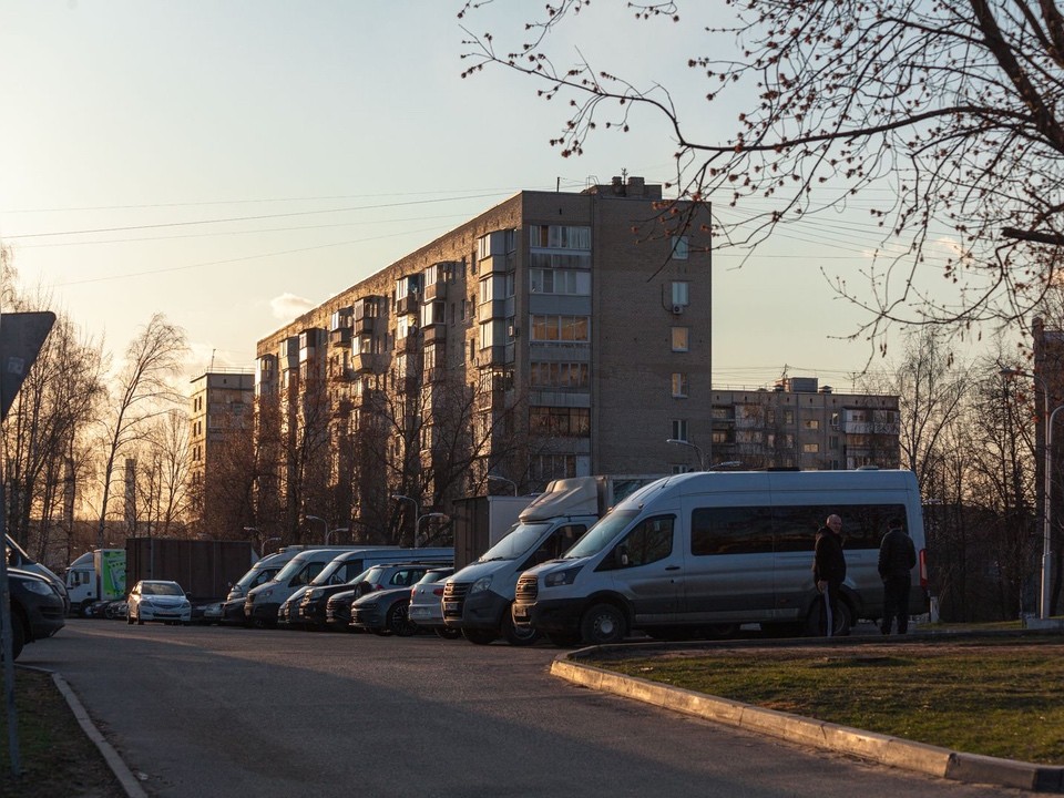Кто возмещает ущерб, если на машину во дворе многоквартирного дома что-то упадет