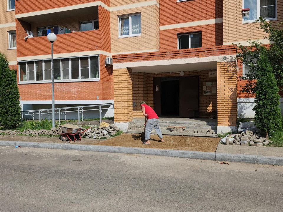 Тротуарную плитку обновляют возле домов в Больших Жеребцах