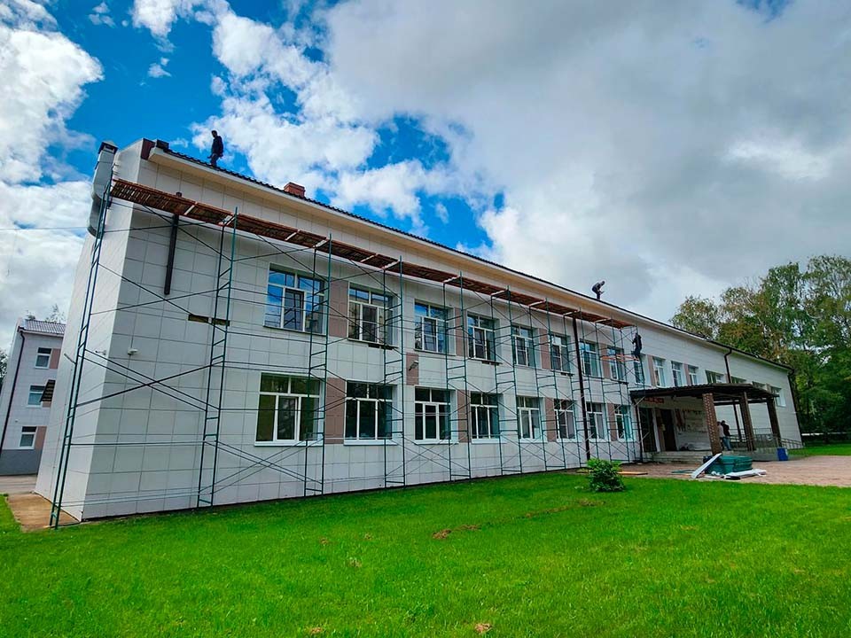 В Тимоновской школе завершается ремонт кровли и обновление фасада