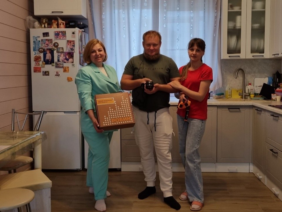 Был ранен, спасая товарищей: умную трость «Робин» вручили герою СВО в Бронницах