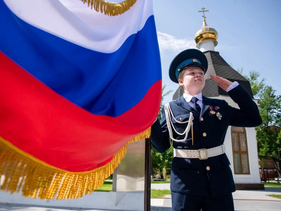 МЖД: белый, синий и красный — это флаг граждан великой страны