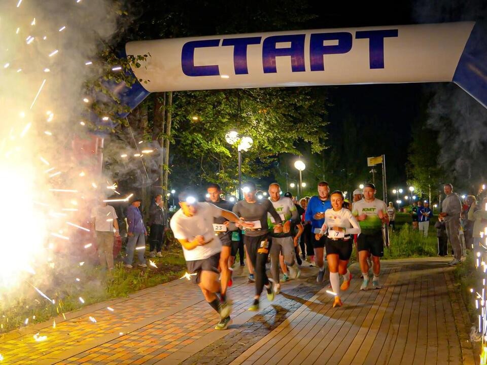 В Сестрорецком парке провели ночной забег с огнями и фаер-шоу
