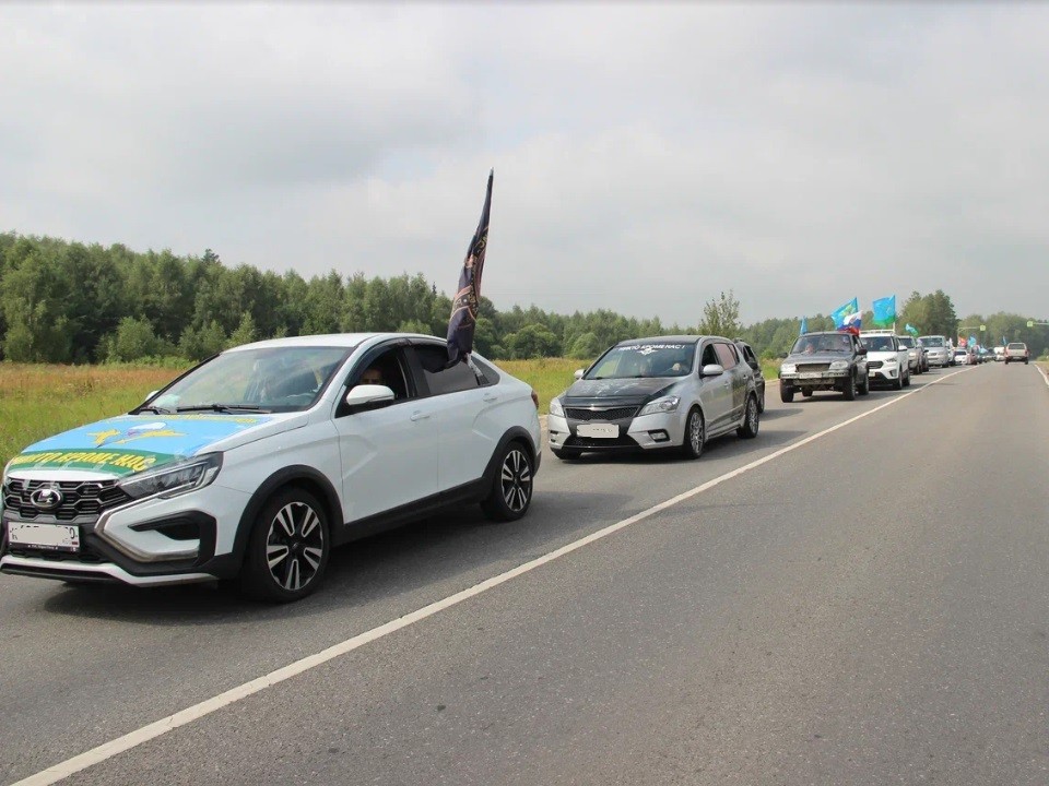 Колонна из 40 машин совершает автопробег в Егорьевске в День ВДВ