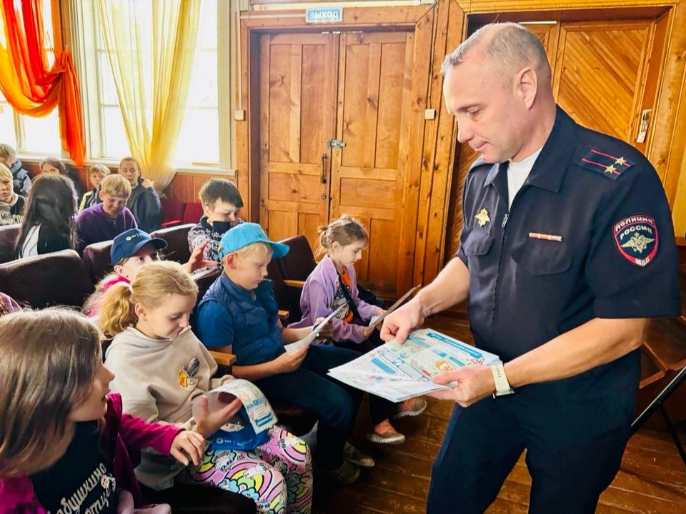 Полицейские провели профилактическое мероприятие со школьниками перед Днем знаний