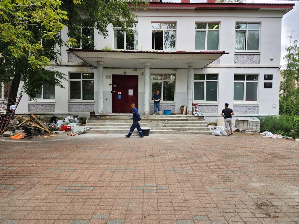 В основном здании Раменской школы №8 проводят ремонт крыльца и санузлов