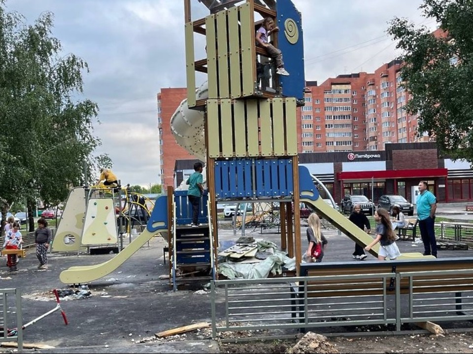 Строительство детской площадки на Академической завершат к 20 августа