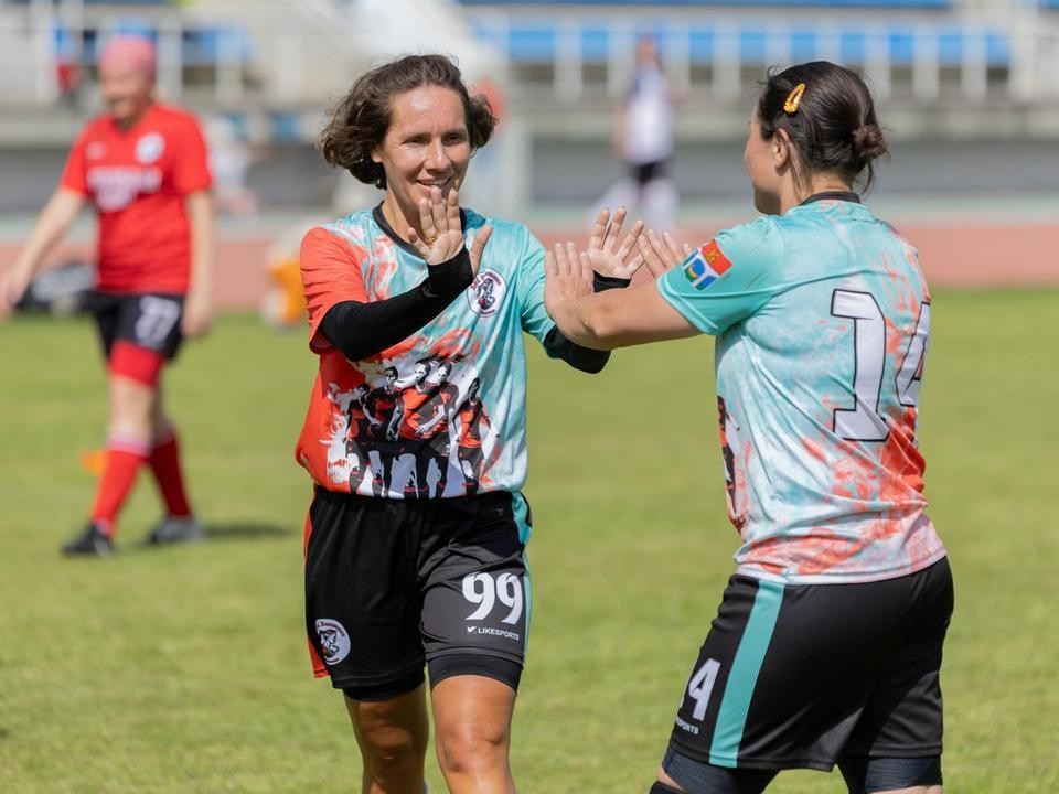 Спортивные мамы из Мытищ успешно сыграли на «авиафутбольном» турнире в Жуковском