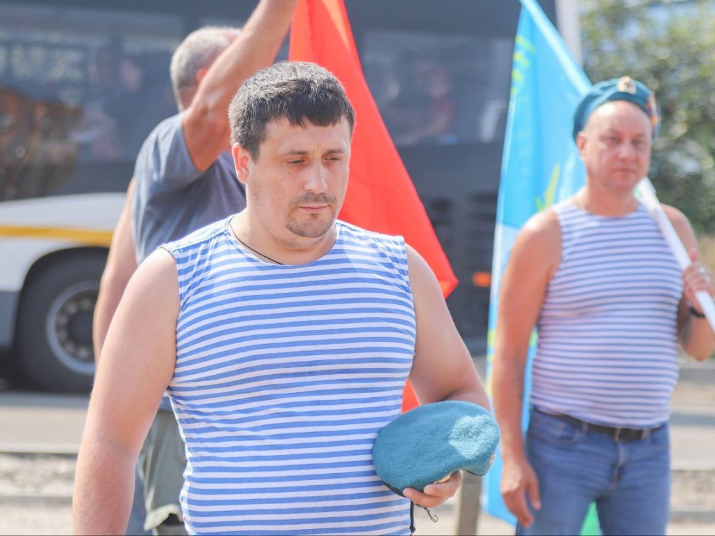 В Шатуре отметили День ВДВ митингом и возложением цветов у памятника
