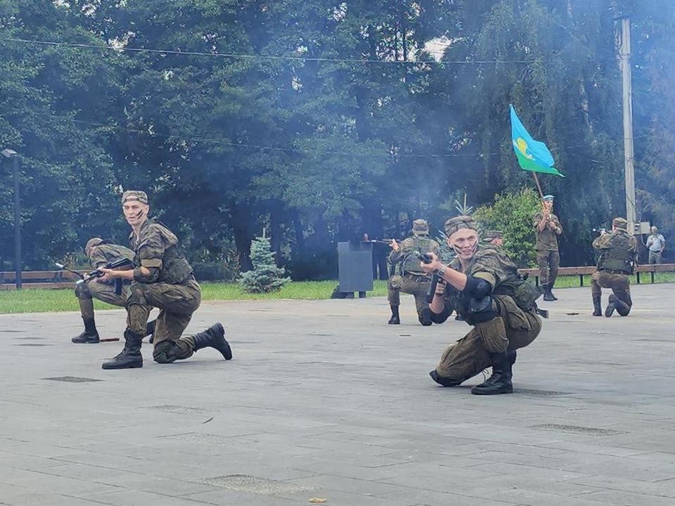 В Луховицах 95-летие ВДВ отметили митингом и показательными выступлениями десантников