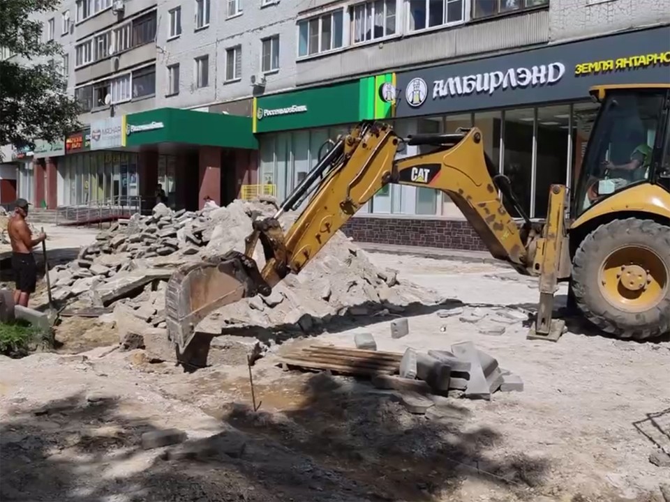 На улице Талсинской в Щелкове обновляют тротуар, бордюры и газон