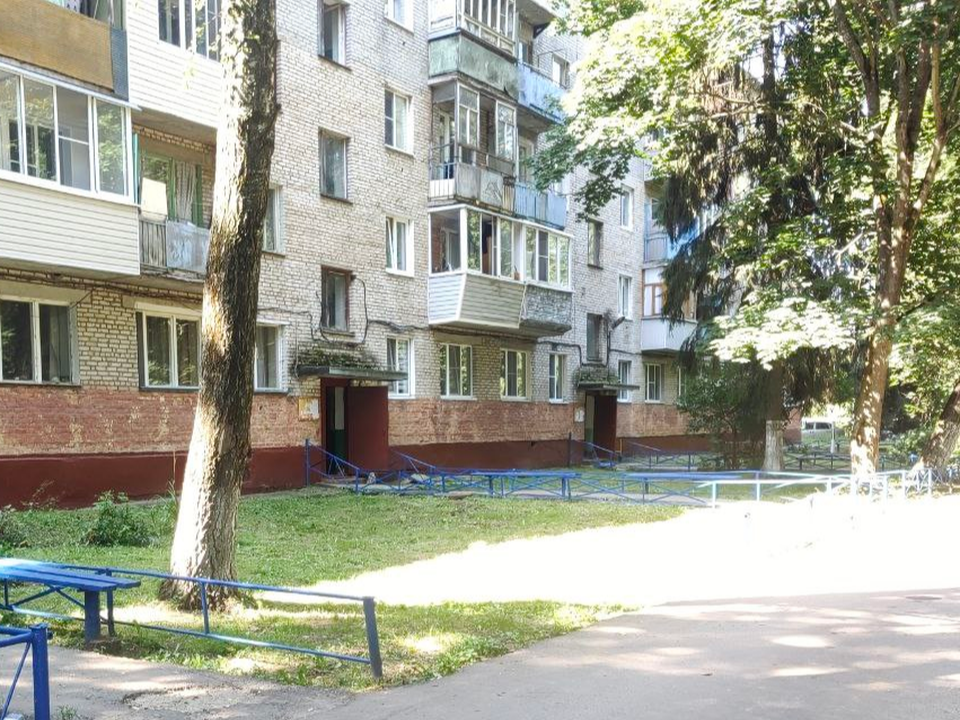 Жители Большого Рунова хотят избавиться от стихийной парковки во дворе