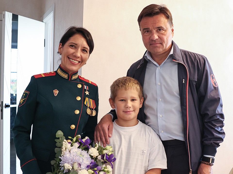 Андрей Воробьев поздравил с днем военного медика первую женщину — Героя России