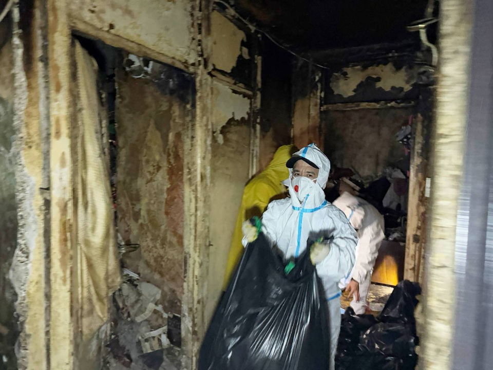 Накопила 2,5 тонны отходов: «нехорошую квартиру» в Подольске начали очищать от мусора